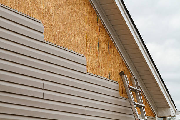 Professional Siding technician working in Kingsville, MD